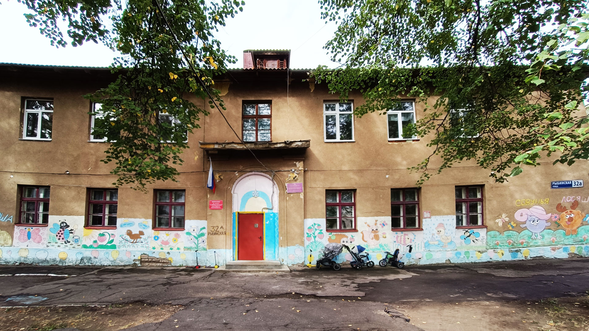 Детский сад 124 Ярославль: главный вход в здание садика.