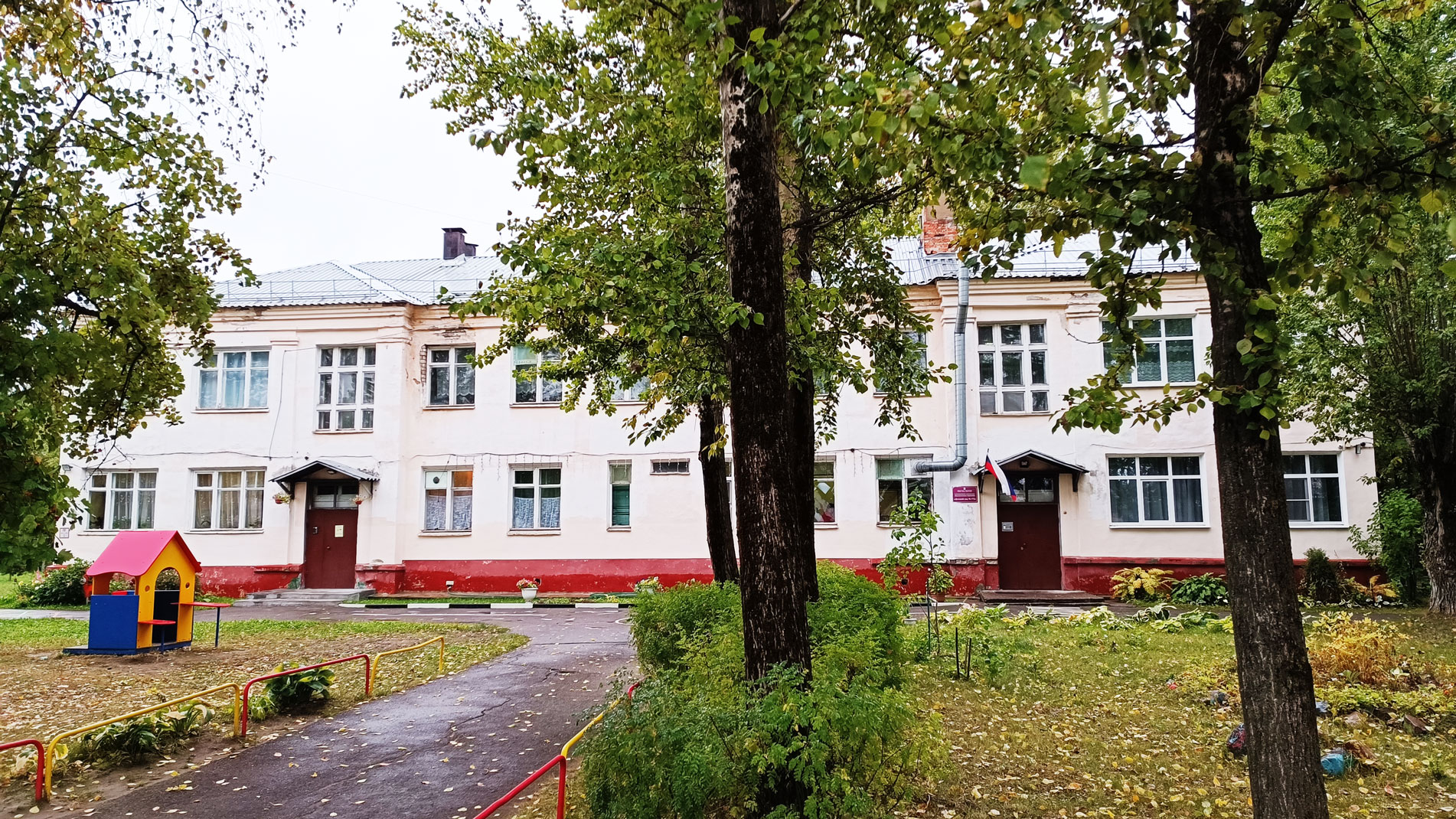 Детский сад 172 Ярославль: главный вход в здание садика.