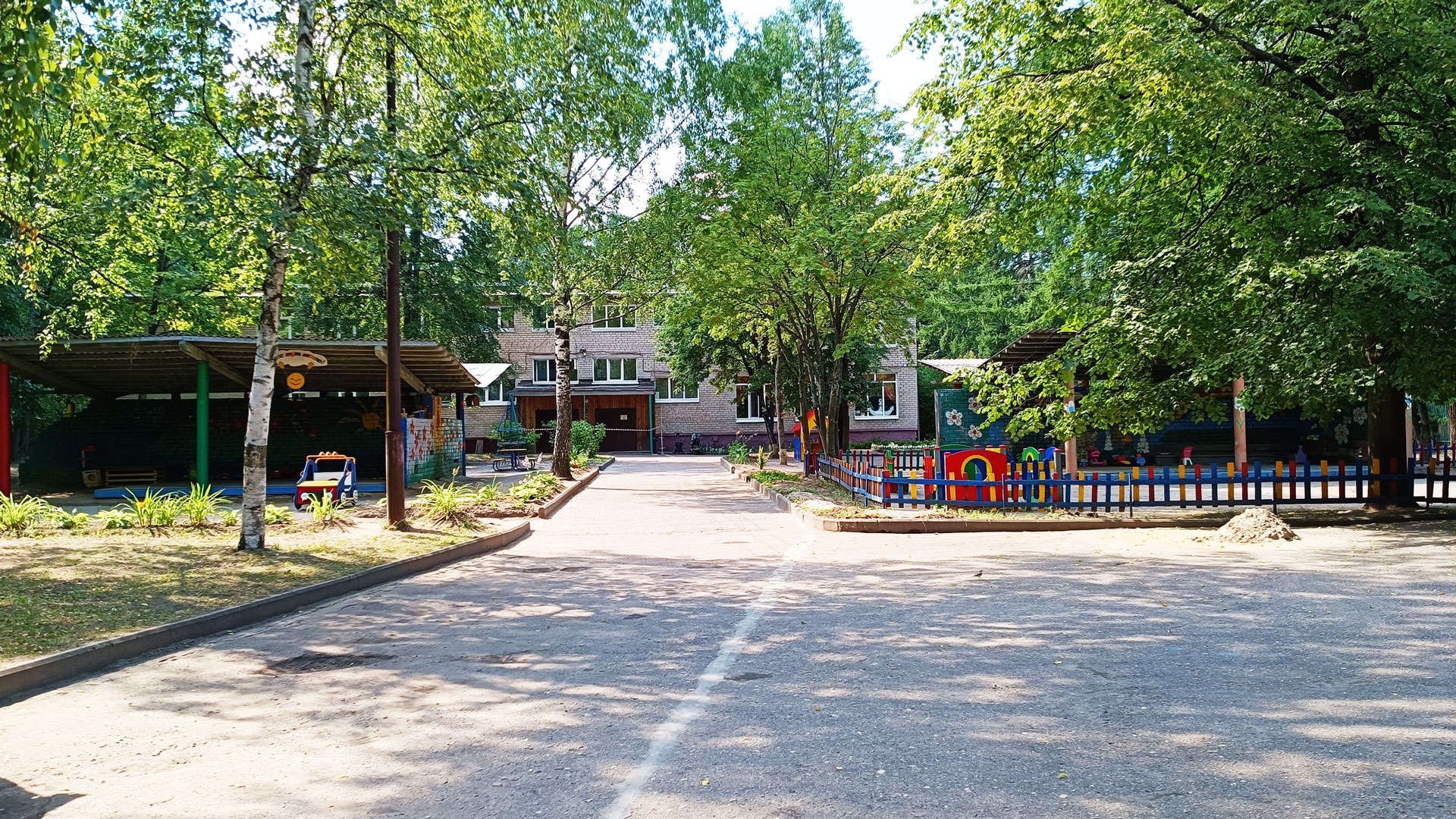 Детский сад 227 Ярославль: главный вход в здание садика.