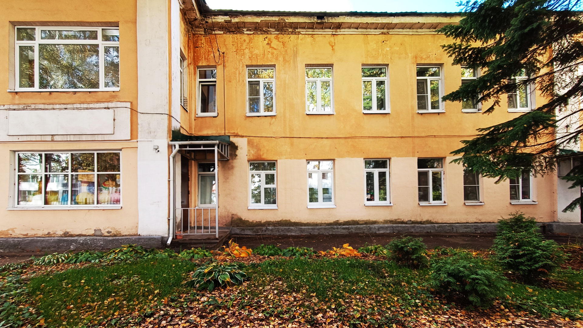 Детский сад 90 Ярославль: главный вход в здание садика.