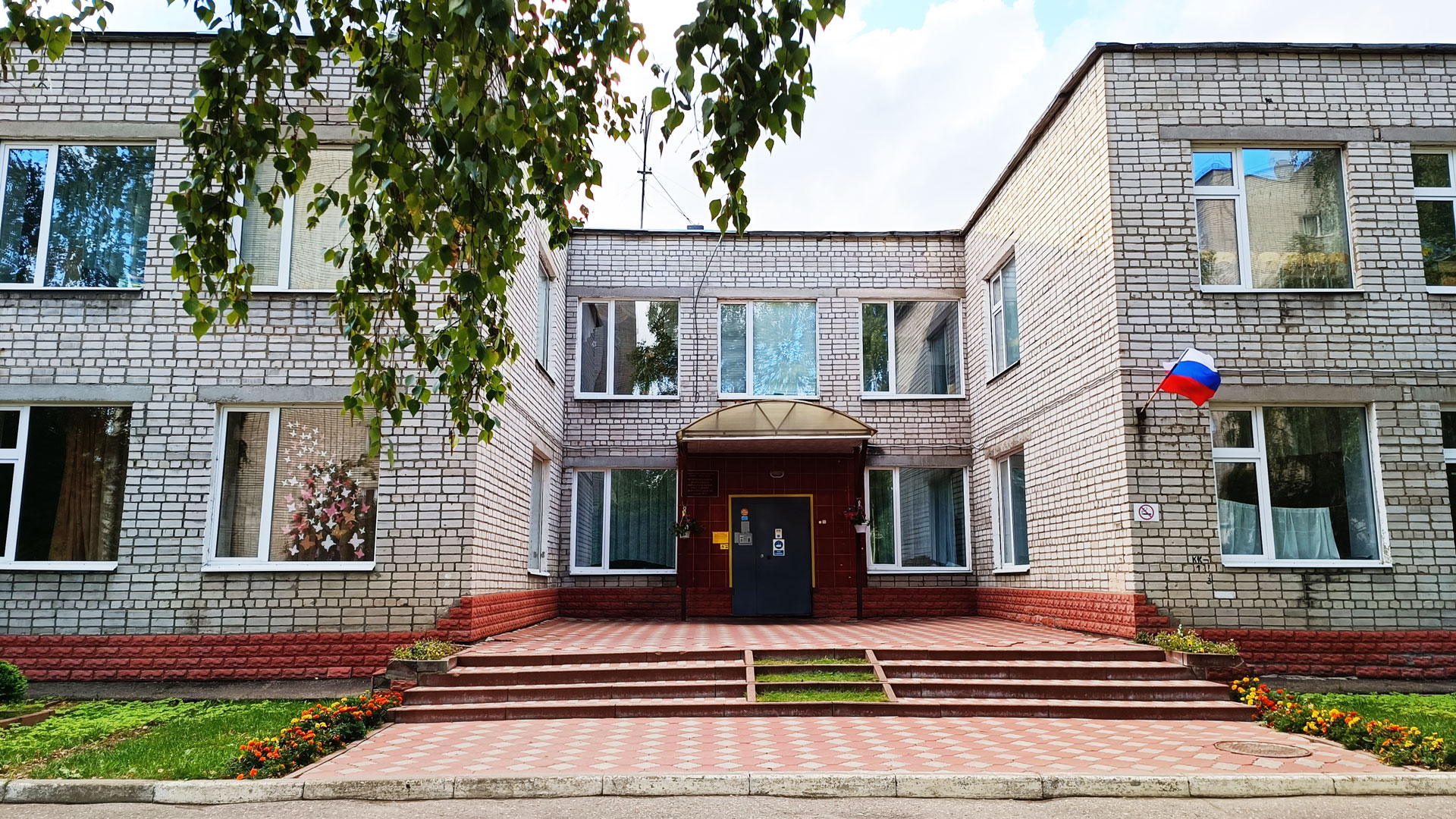 Детский сад 102 Ярославль: главный вход в здание садика.