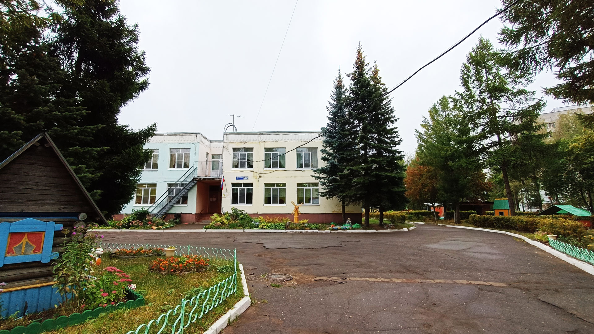 Детский сад 12 Ярославль: главный вход в здание садика.