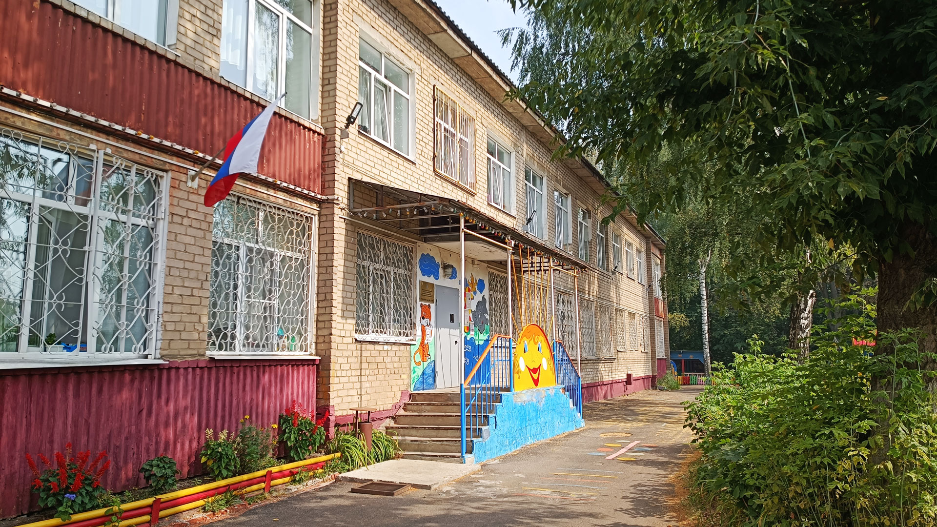 Детский сад 175 Ярославль: главный вход в здание садика.