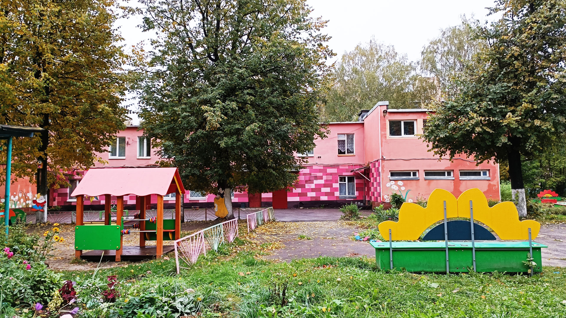 Детский сад 190 Ярославль: главный вход в здание садика.