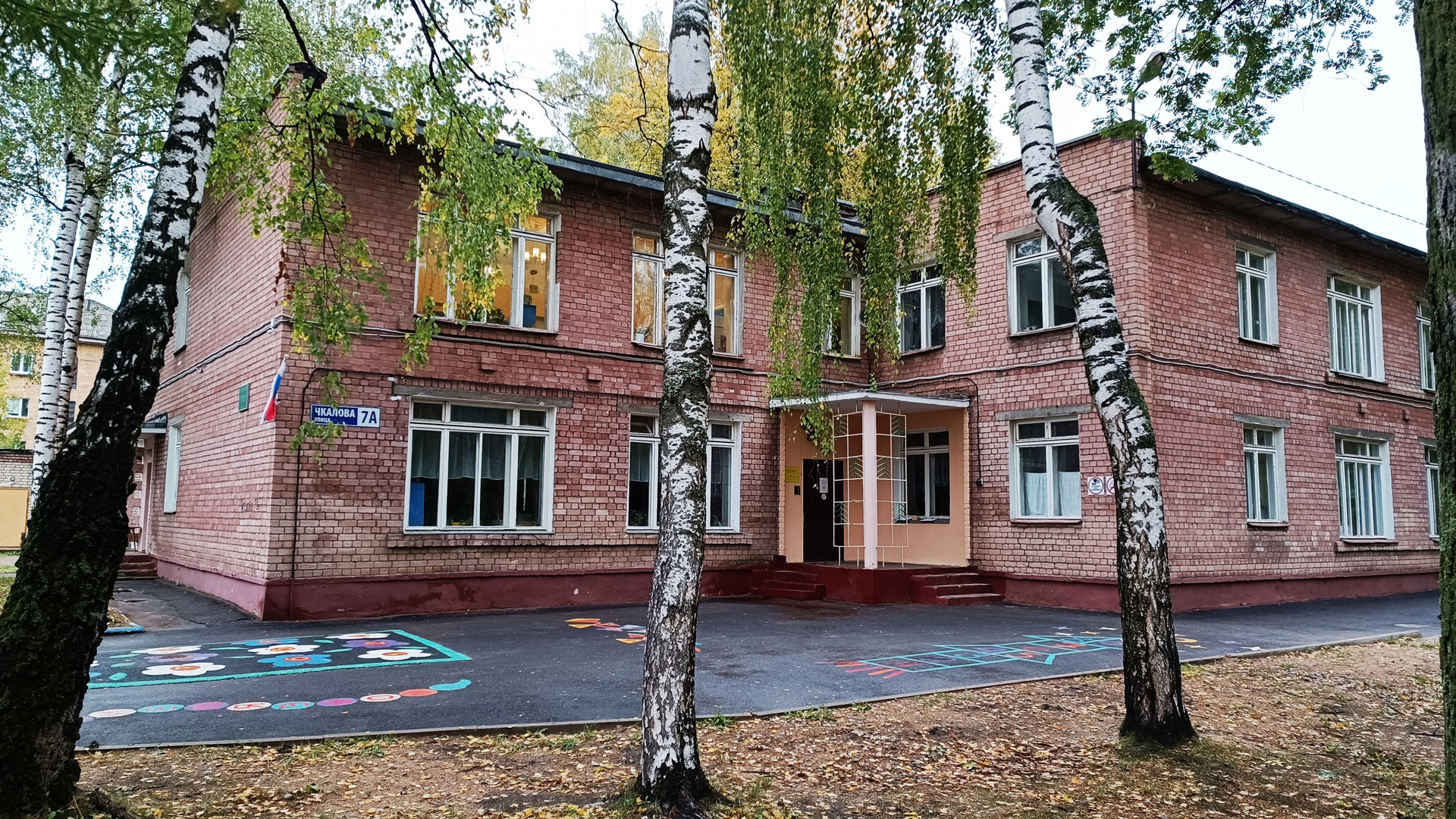 Детский сад 204 Ярославль: главный вход в здание садика.