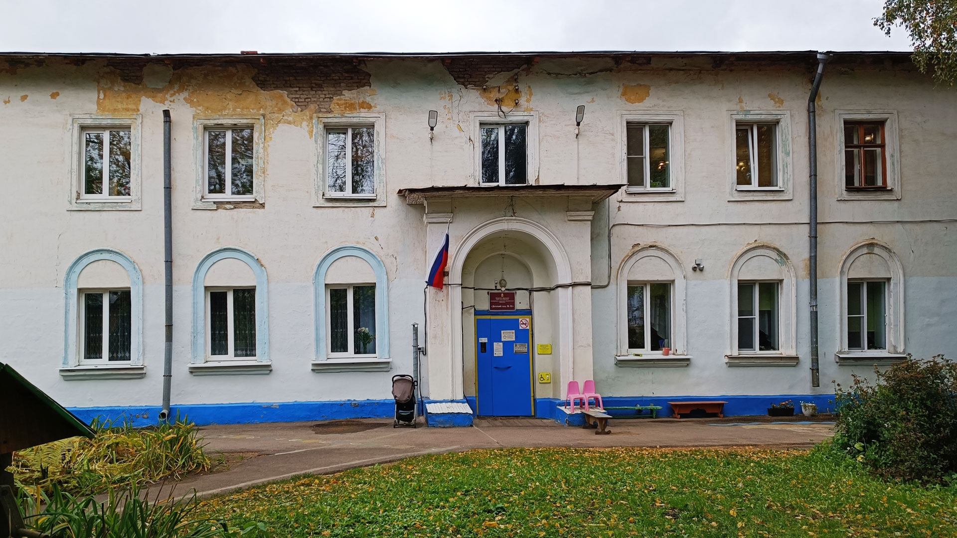 Детский сад 21 Ярославль: главный вход в здание садика.