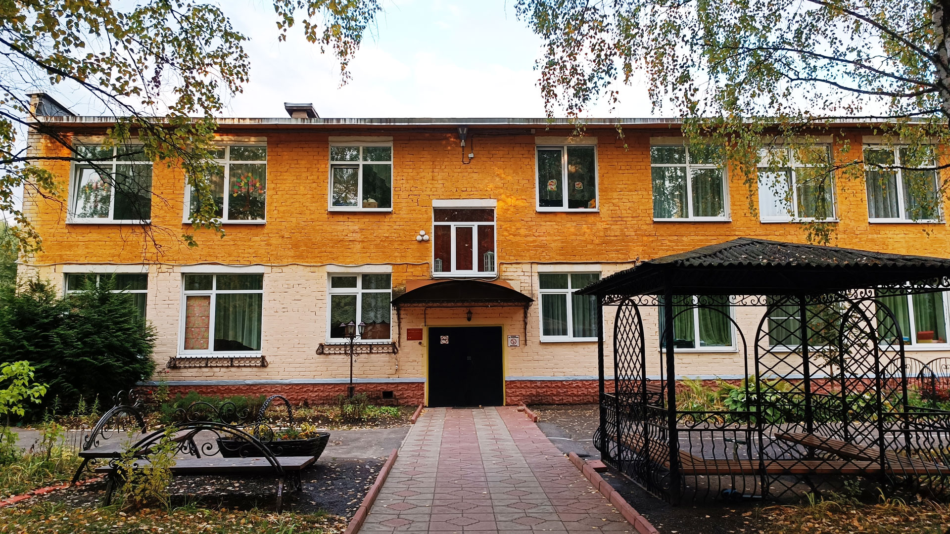 Детский сад 23 Ярославль: главный вход в здание садика.