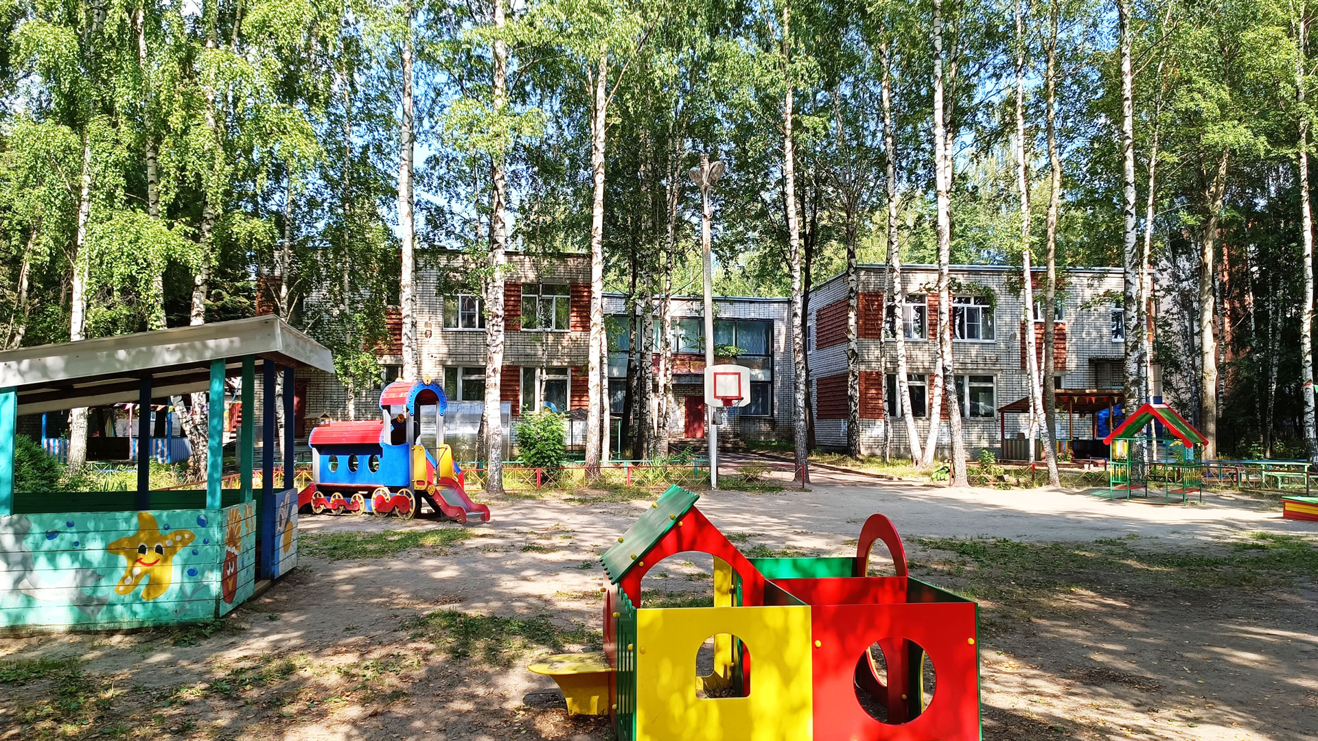 Детский сад 42 Ярославль: главный вход в здание садика.