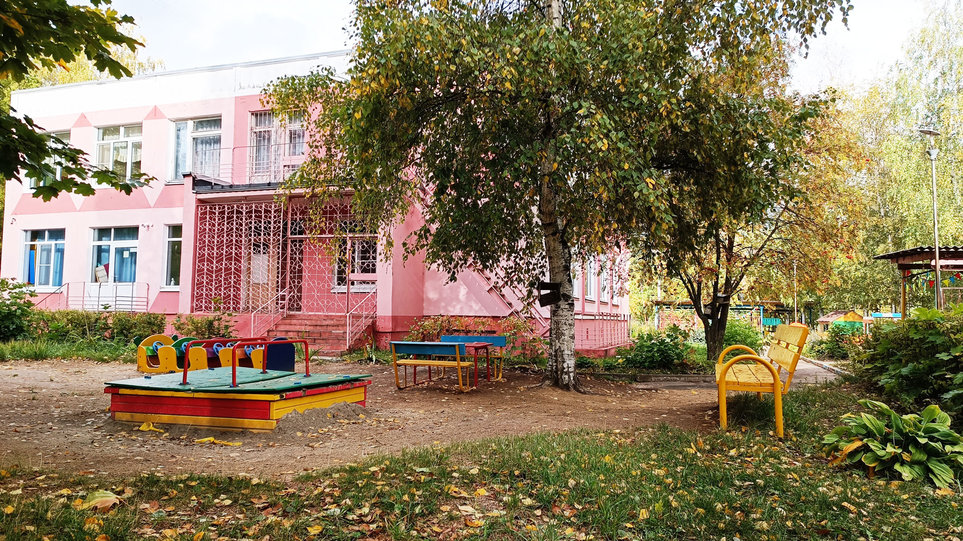 Детский сад 57 Ярославль: главный вход в здание садика.