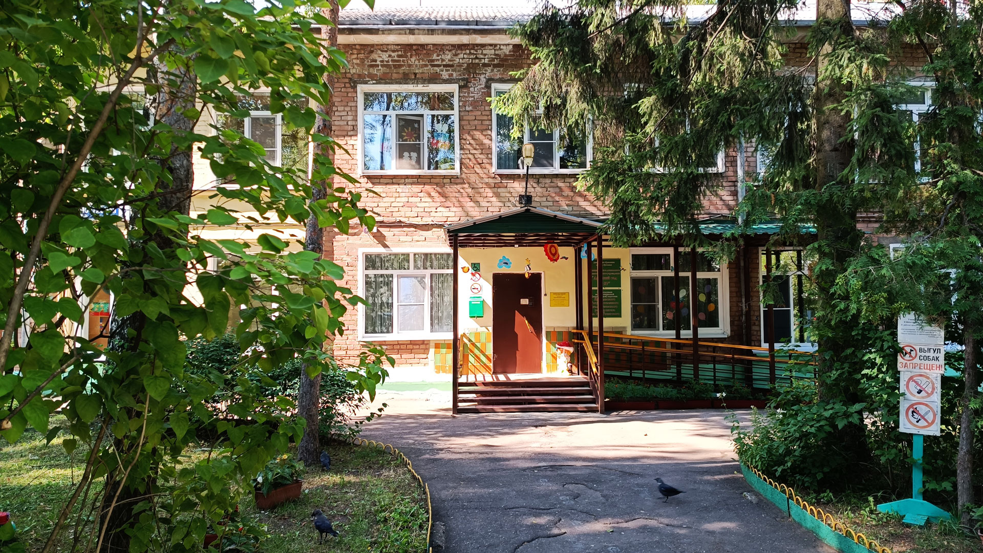 Детский сад 87 Ярославль: главный вход в здание садика.