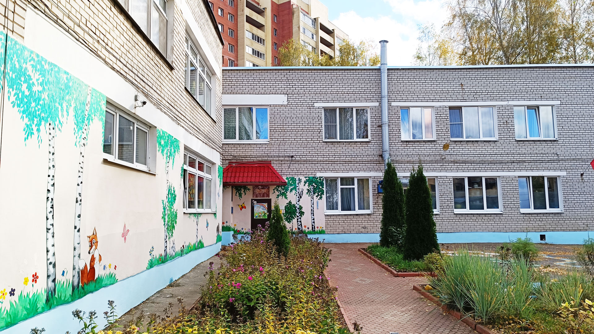 Детский сад 35 Ярославль: главный вход в здание садика.