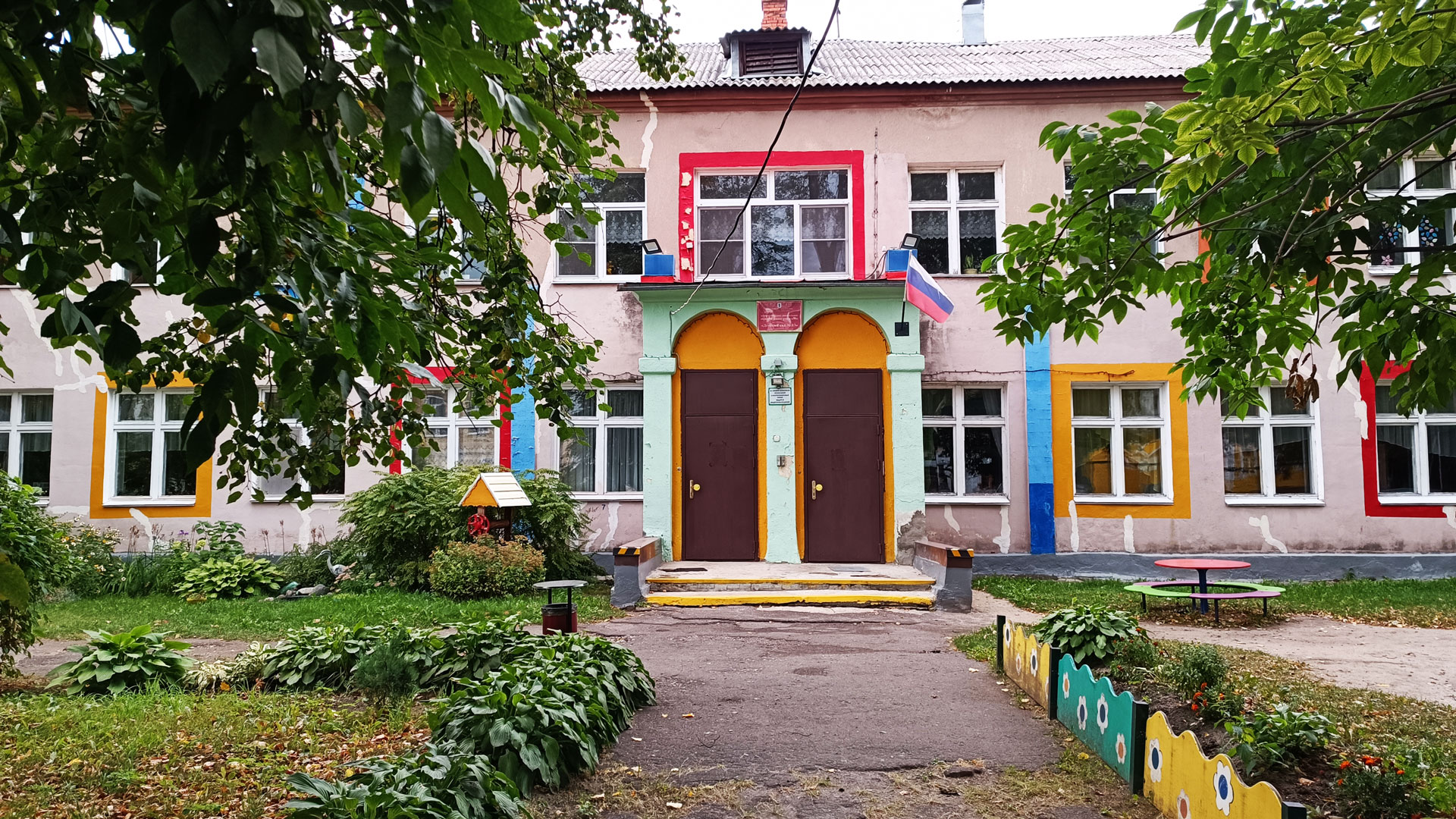 Детский сад 83 Ярославль: главный вход в здание садика.