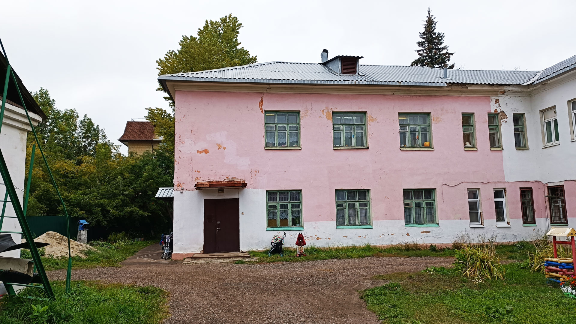 Детский сад 9 Ярославль: главный вход в здание садика.