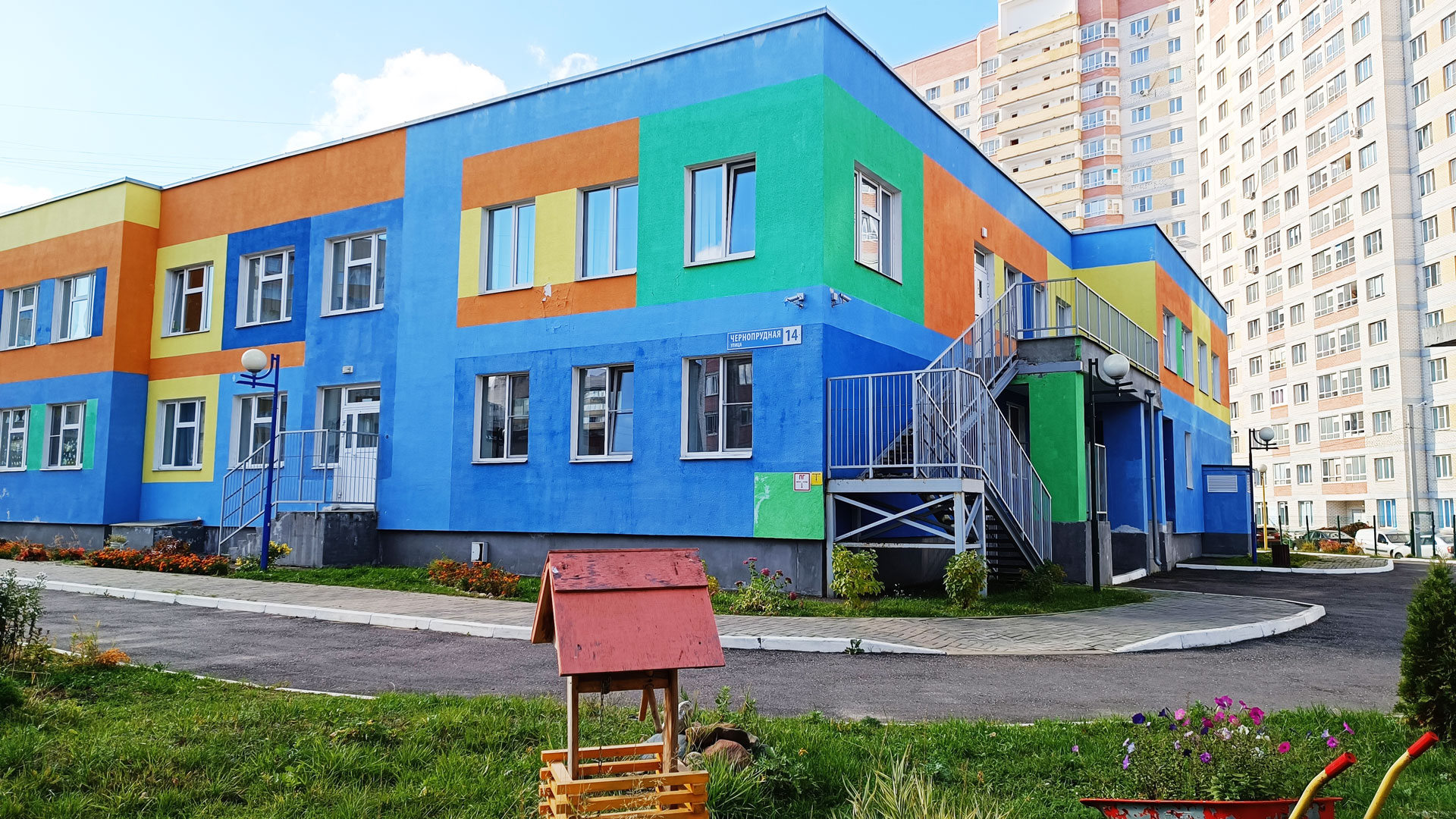 Детский сад 96 Ярославль: главный вход в здание садика.