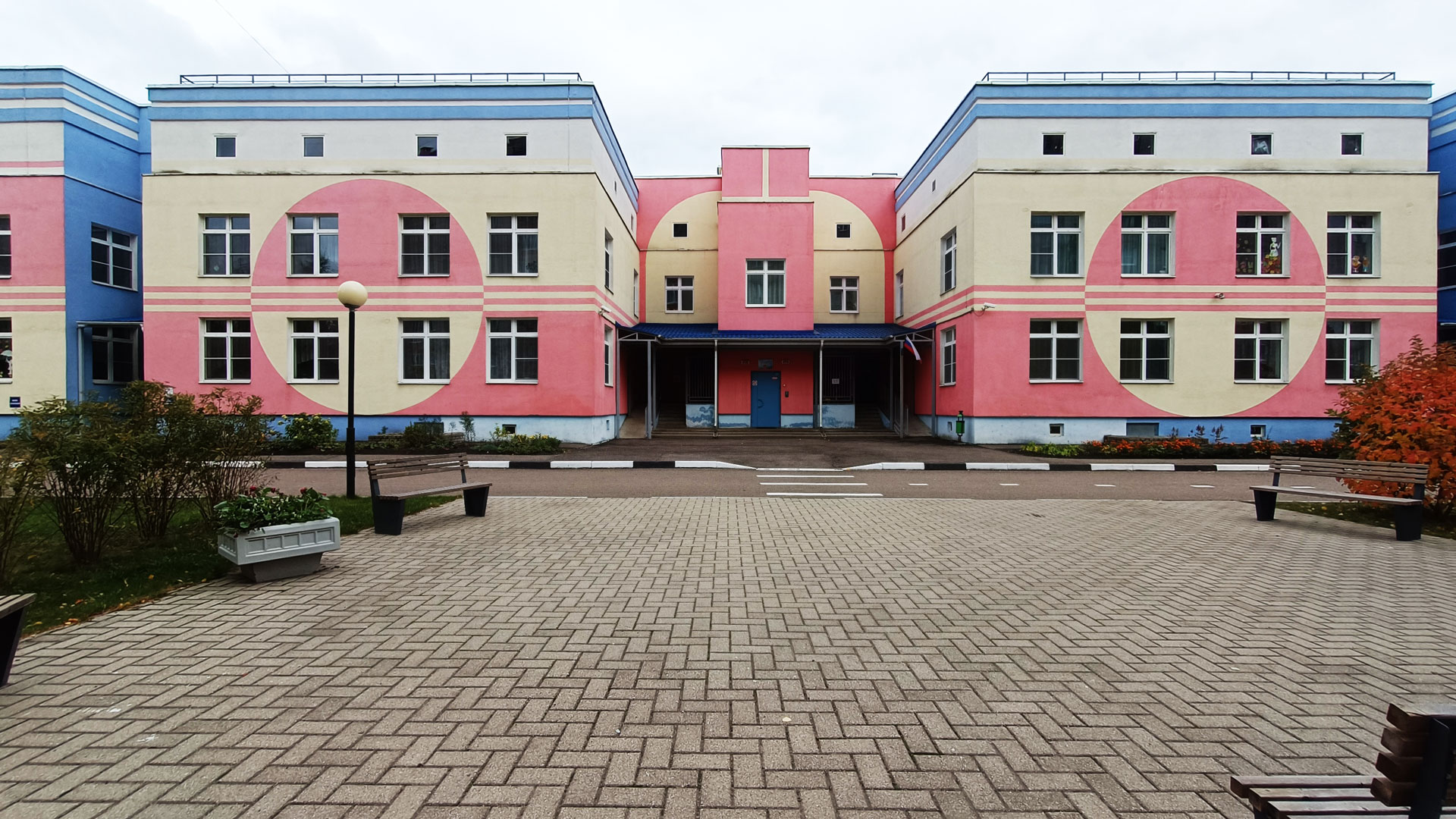 Детский сад 125 Ярославль: главный вход в здание садика.