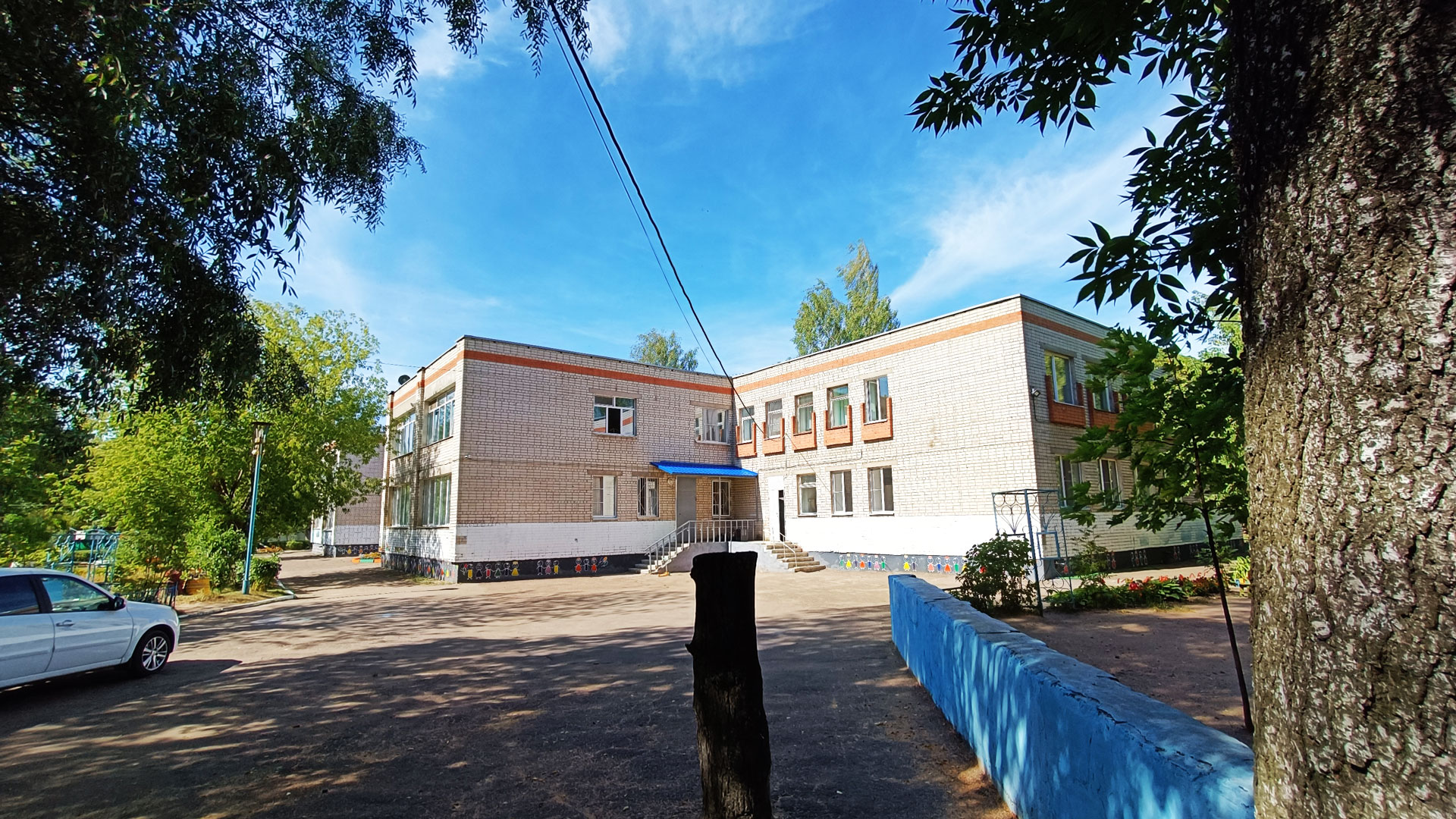 Детский сад 144 Ярославль: главный вход в здание садика.