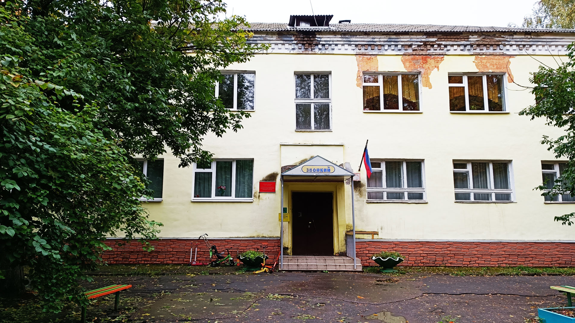 Детский сад 182 Ярославль: главный вход в здание садика.