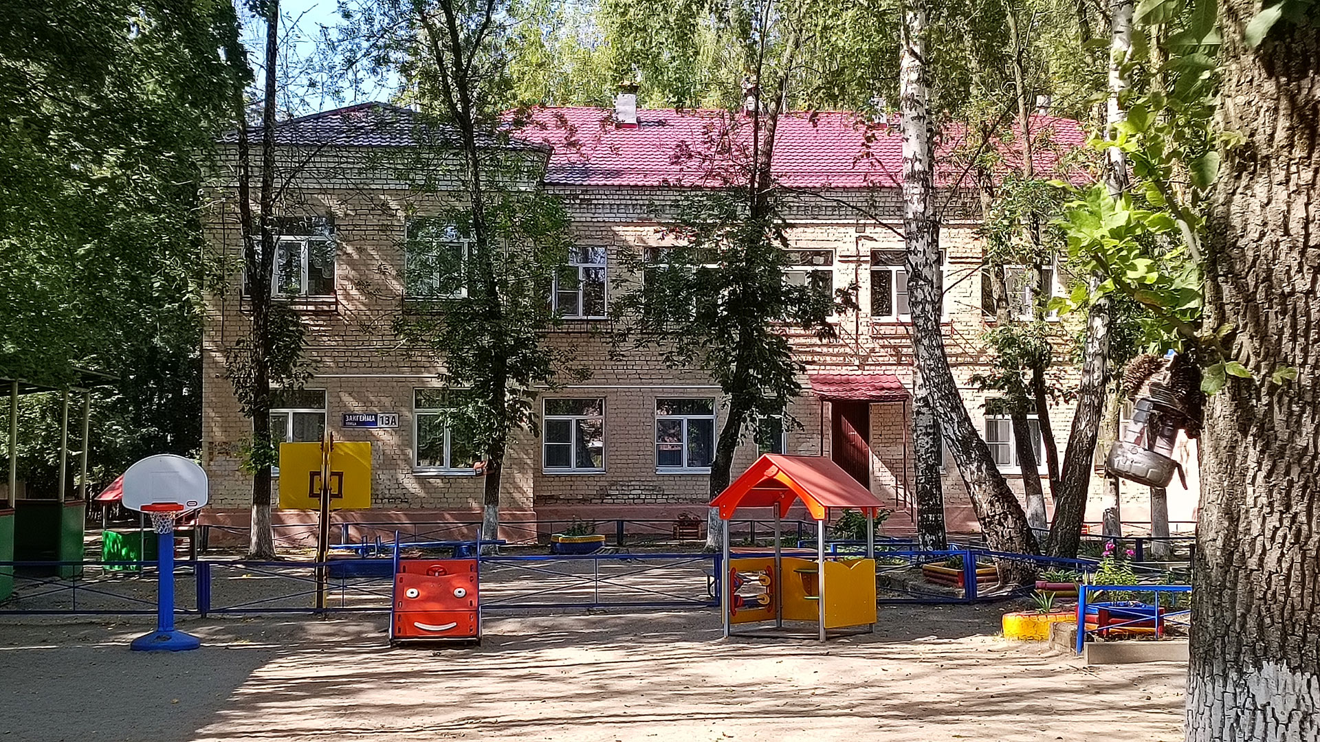 Детский сад 62 Ярославль: главный вход в здание садика.