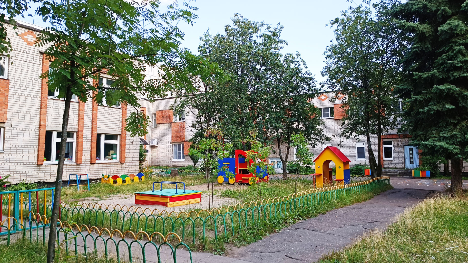 Детский сад 70 Ярославль: главный вход в здание садика.
