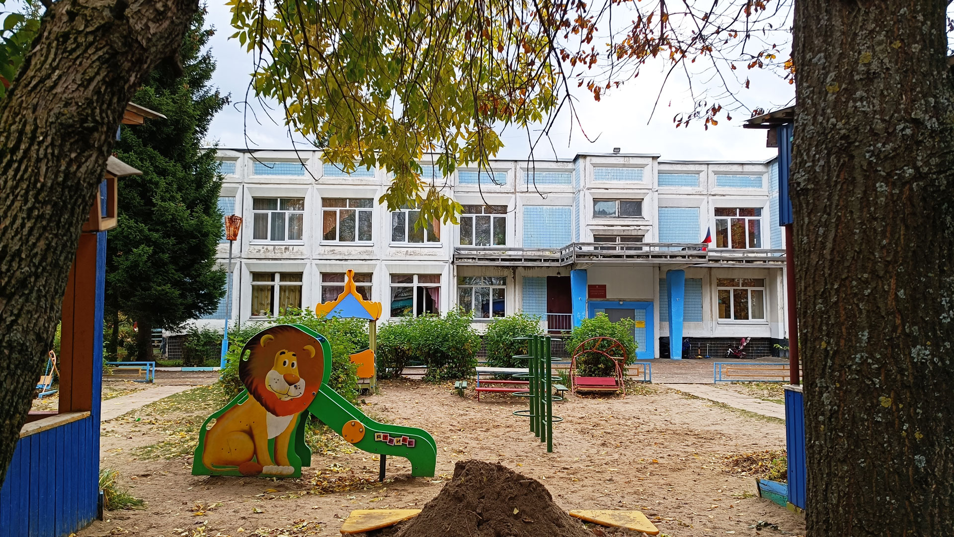 Детский сад 99 Ярославль: главный вход в здание садика.
