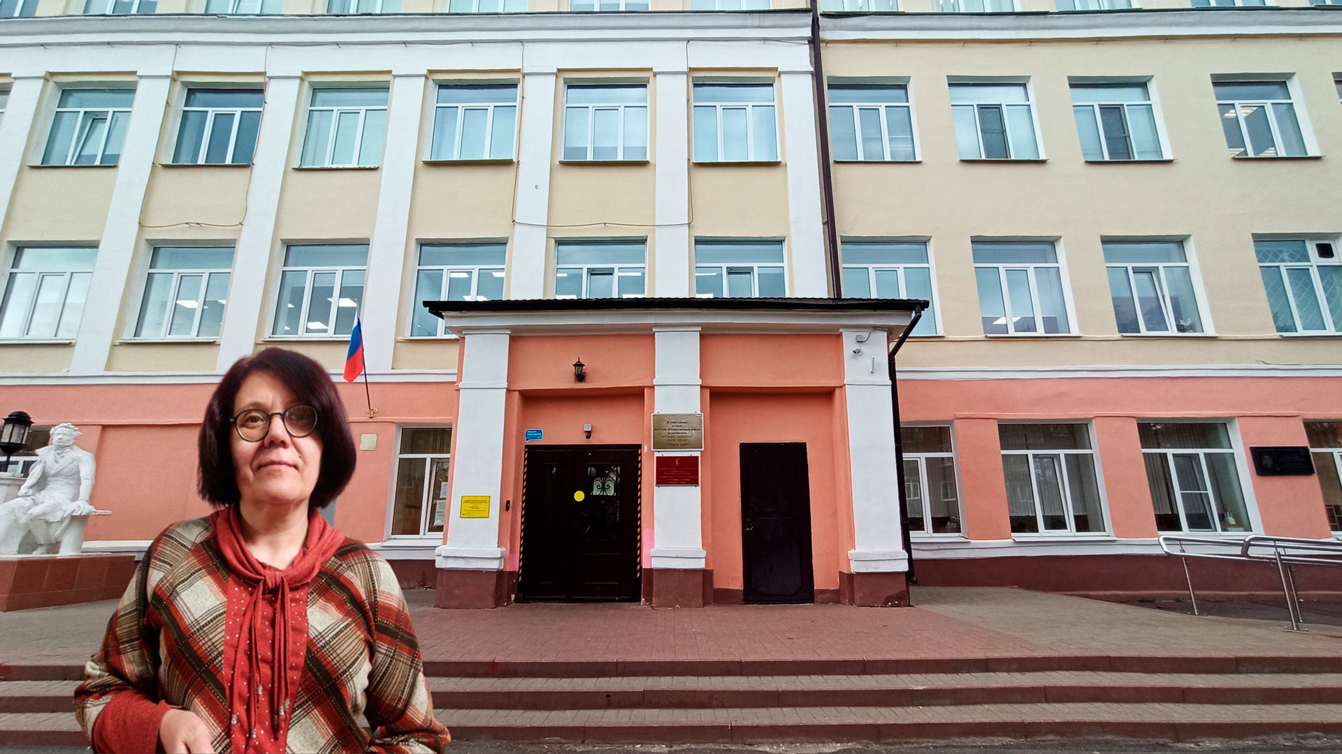 Школа 43 Ярославль: центральный вход в здание.