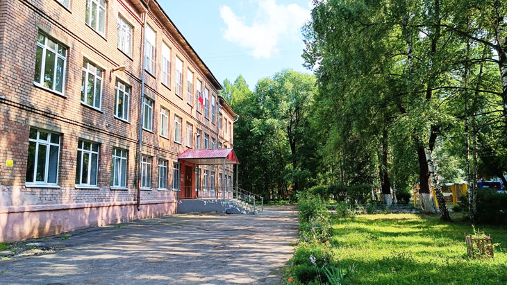 Школа 78 Ярославль: общий вид территории и здания.