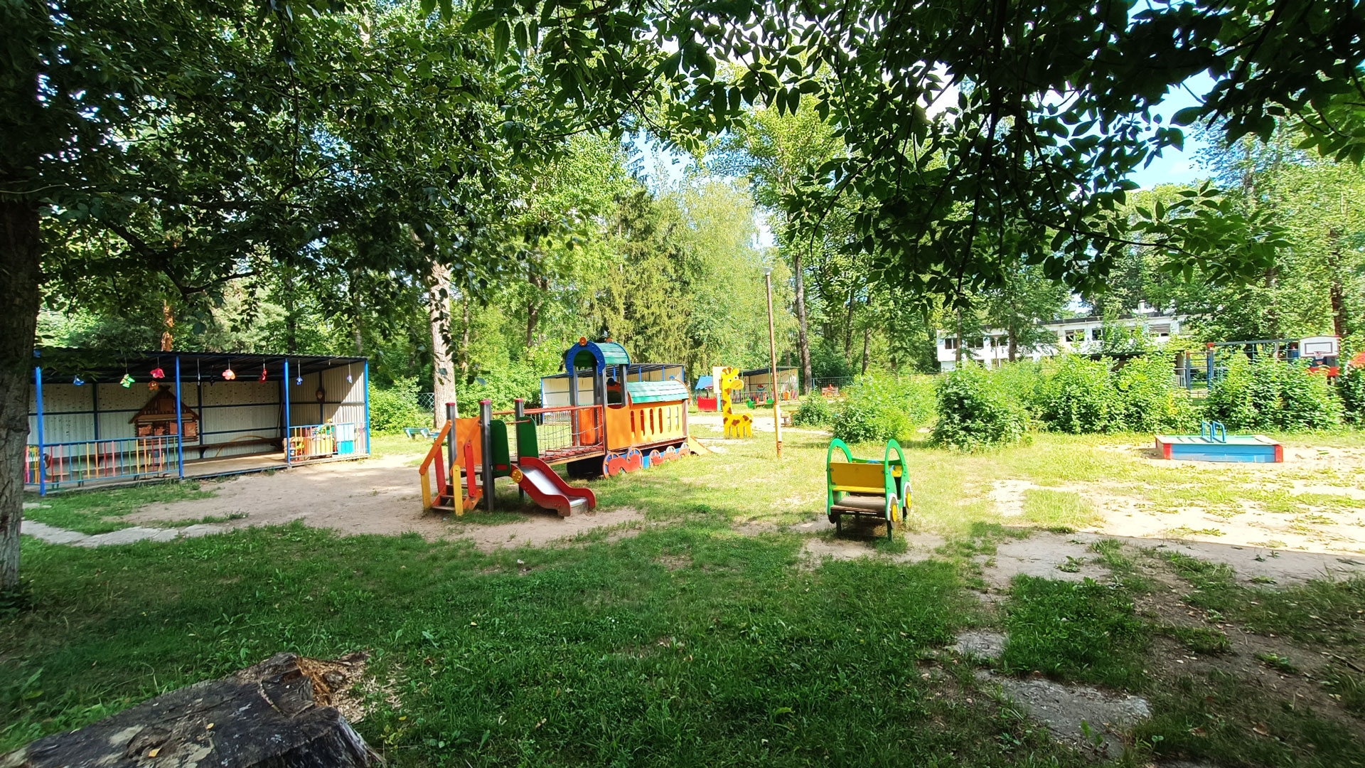 Начальная школа – детский сад 85 Ярославль: игровые площадки и веранды (детсад).