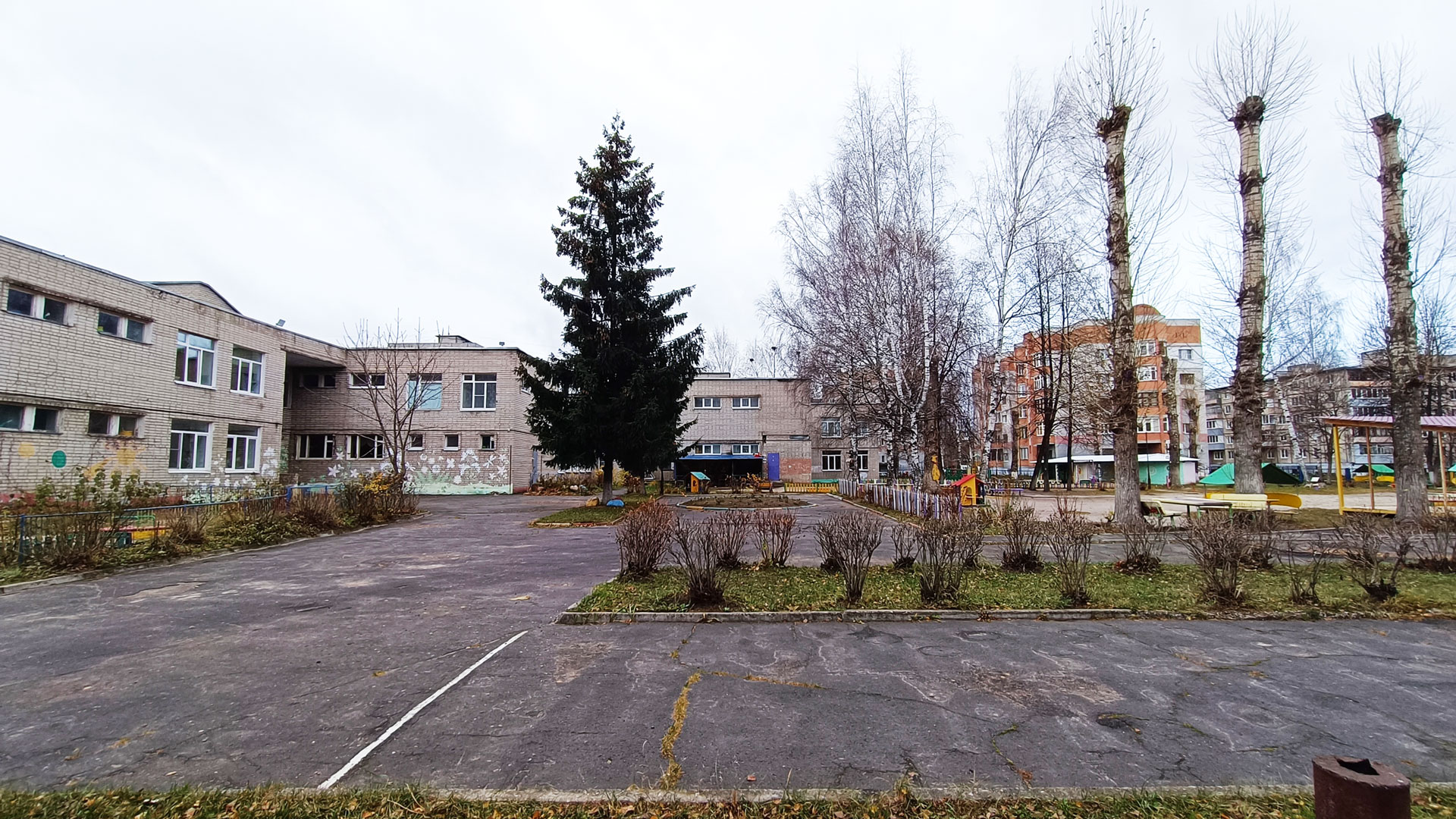 Детский сад 44 Ярославль: панорамный вид территории.