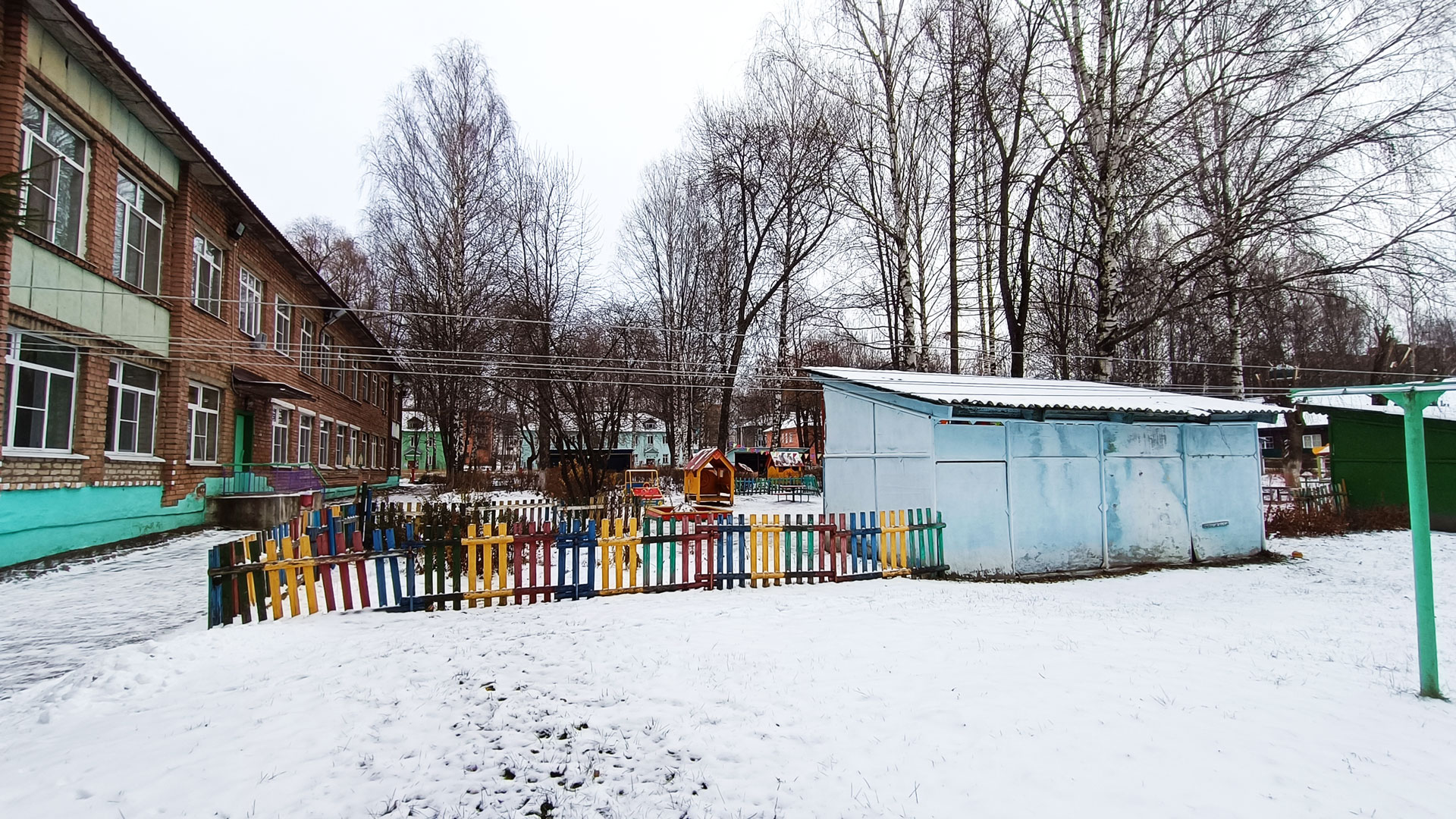 Детский сад 104 Ярославль: прогулочные площадки (ул. 50 лет ВЛКСМ, 8).