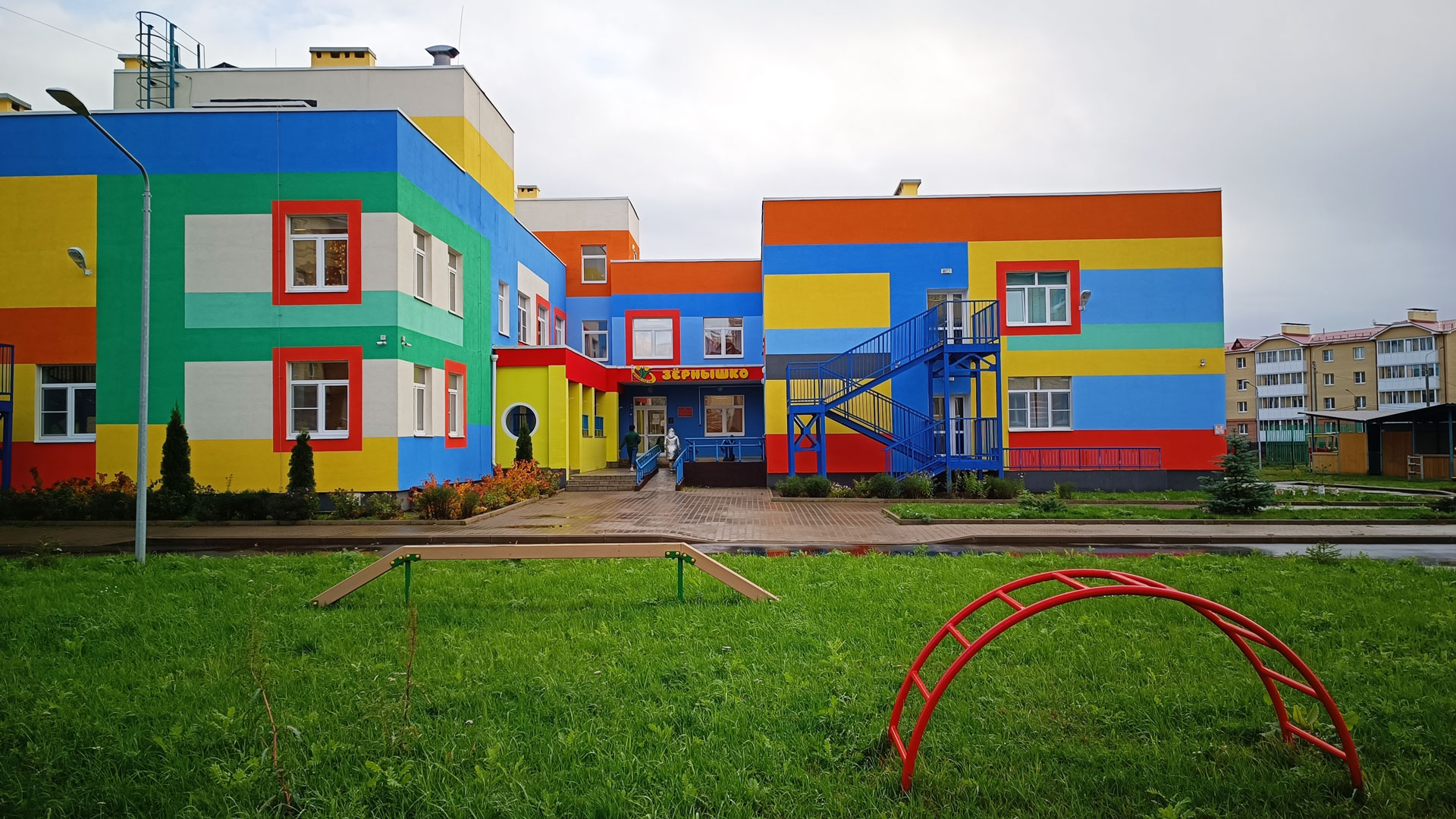 Детский сад 108 Ярославль: главный вход в здание садика.