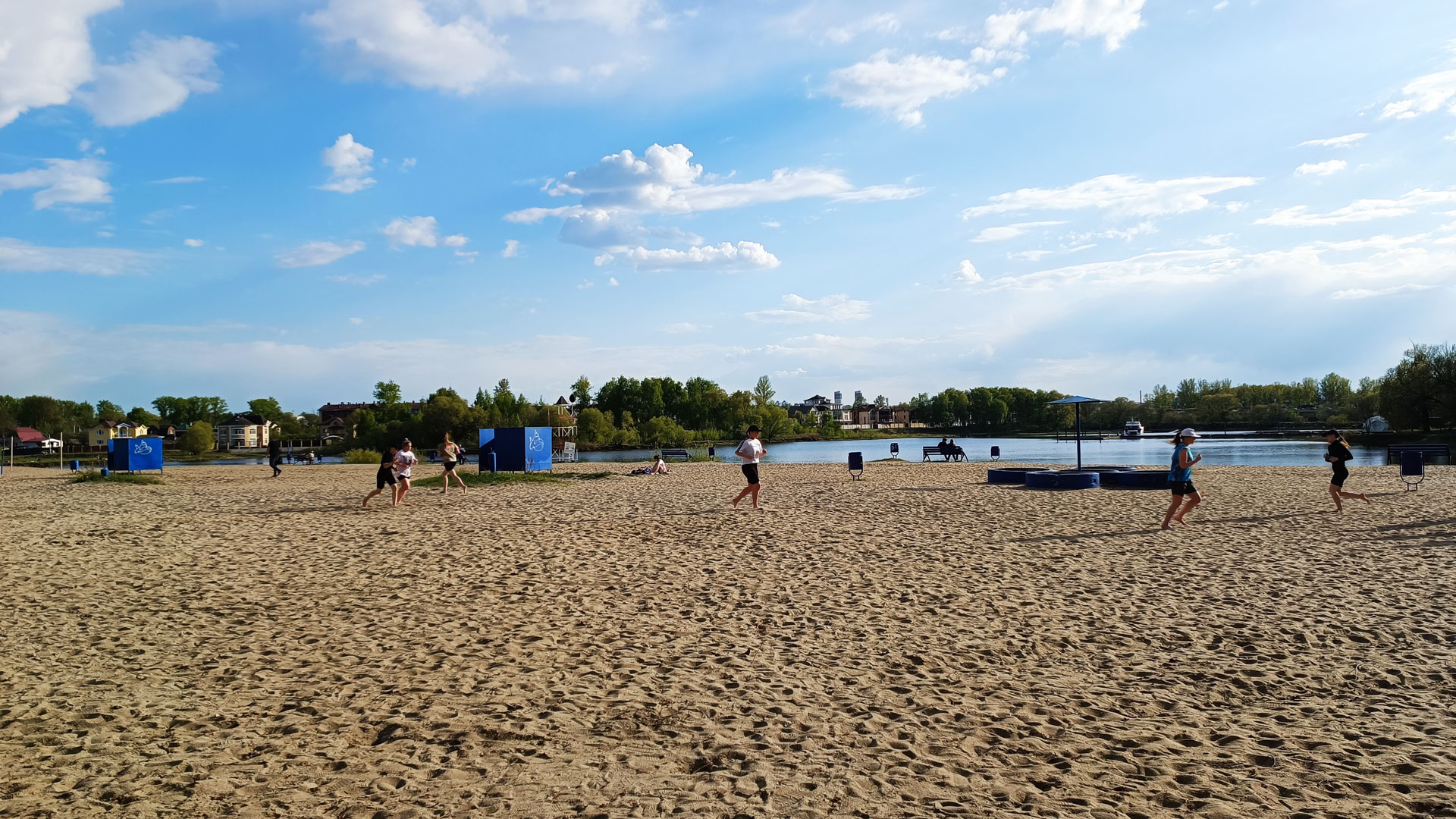 Спортивный бег по песку на городском пляже Ярославля.