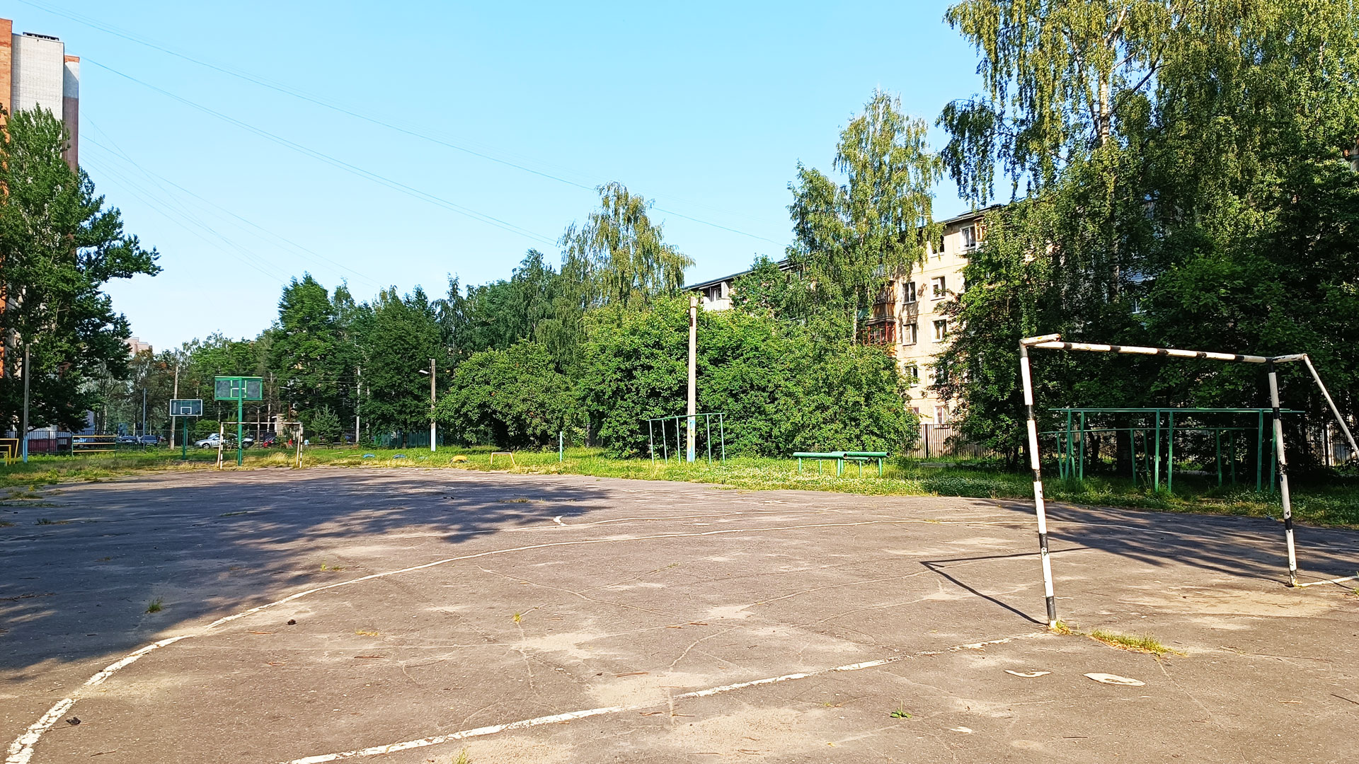 Гимназия 2 Ярославль: футбольное поле.