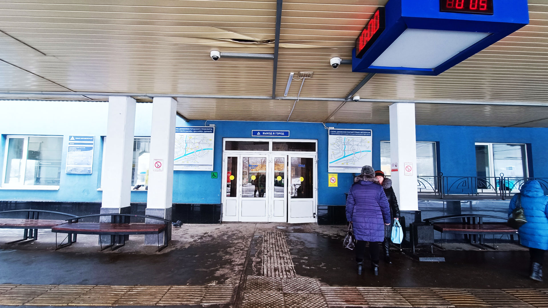 Автовокзал Ярославль: выход в город с платформы.