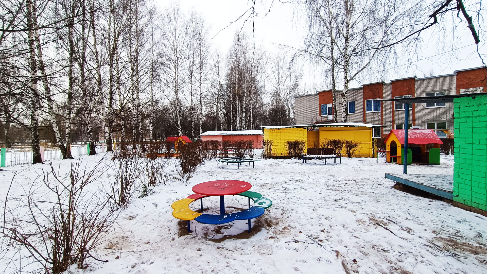 Детский сад 142 Ярославль: игровая площадка.