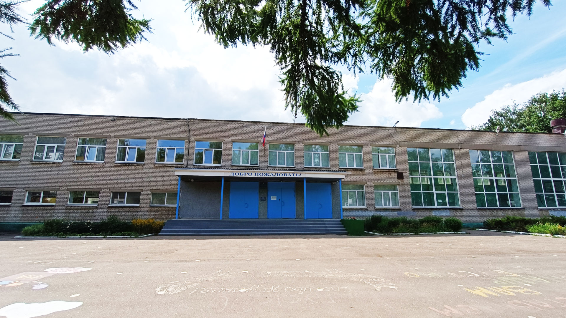 Школа 27 Ярославль: центральный вход в здание учреждения.