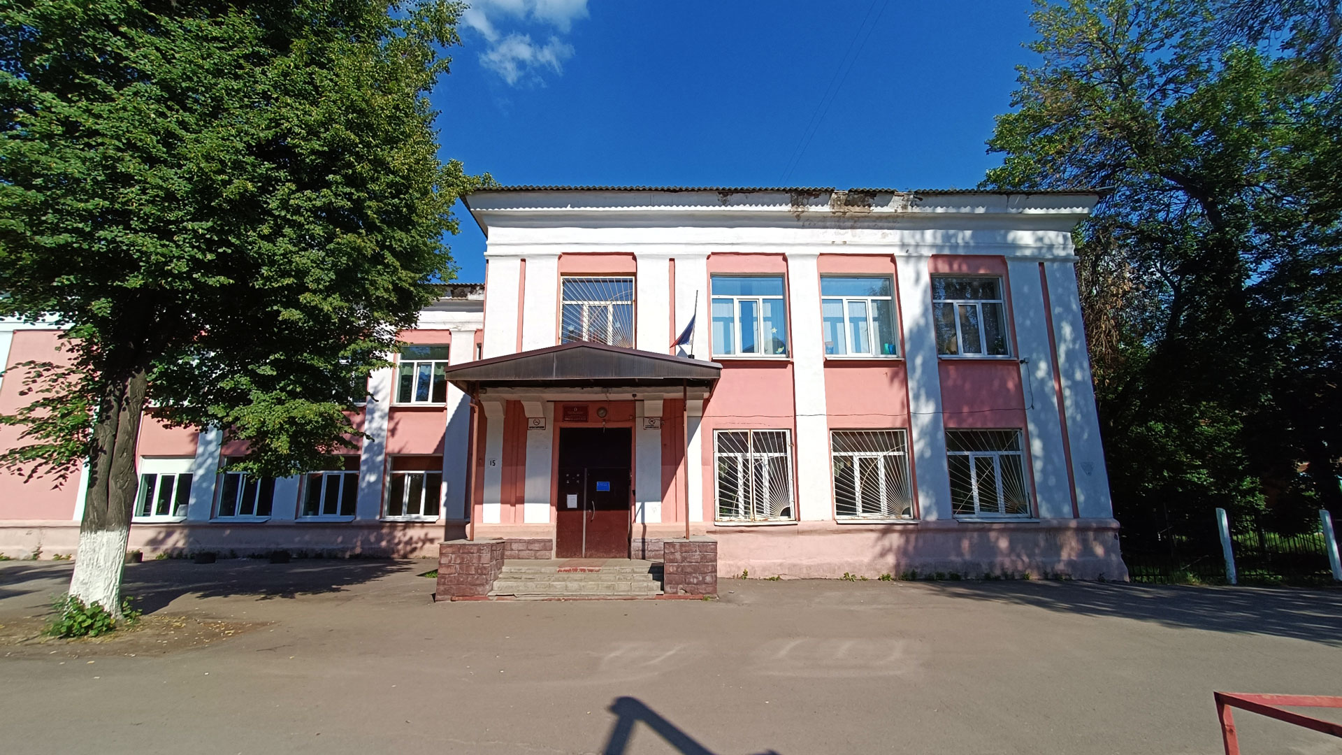 Школа 66 Ярославль: центральный вход в здание учреждения.