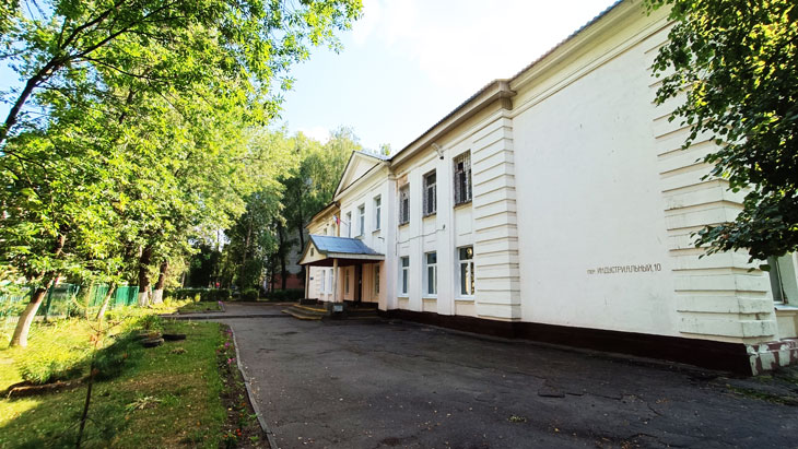 Общий вид здания школы № 73 города Ярославля.
