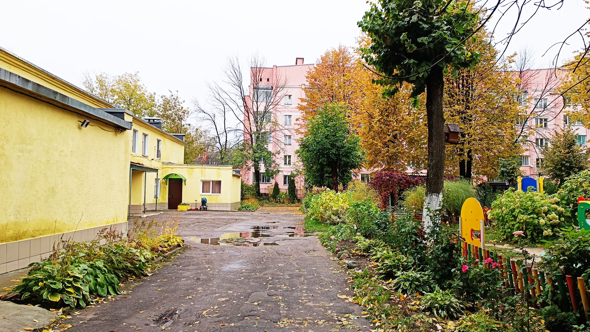 Детский сад 190 Ярославль: общий вид территории и здания.