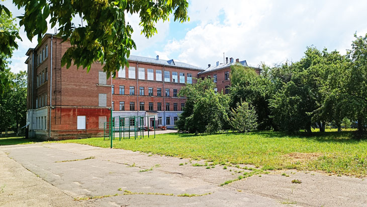 Спортивная силовая площадка в школе № 12 города Ярославля.
