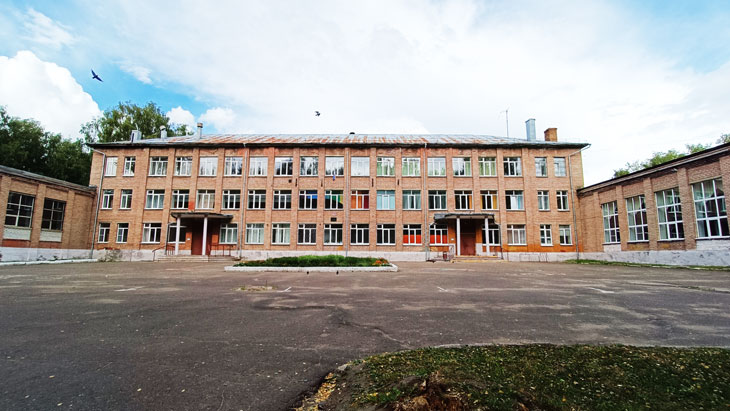 Школьный двор школы № 77 города Ярославля.