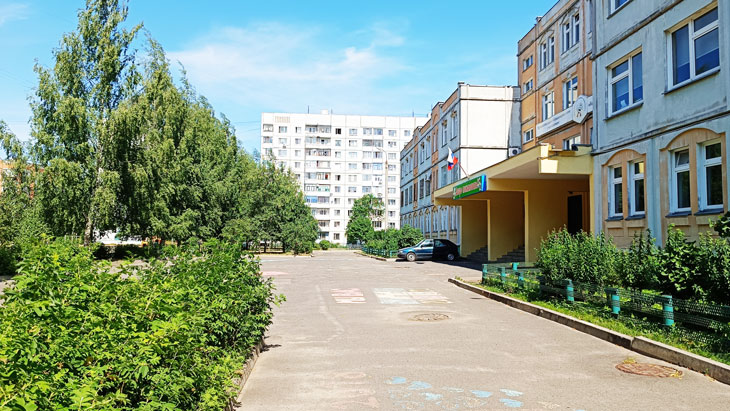 Школьный двор СОШ № 90 в городе Ярославле.