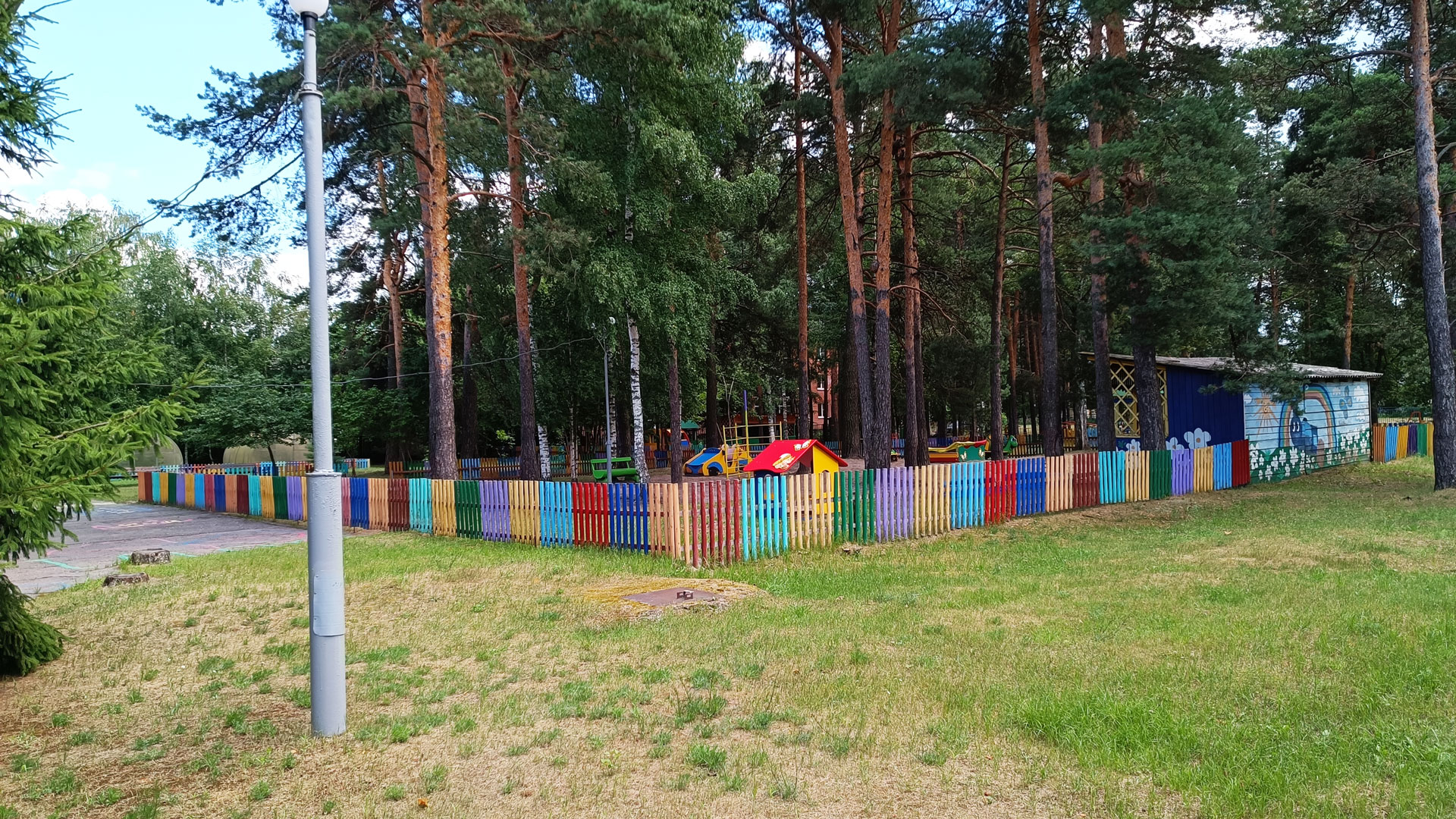Детский сад 92 Ярославль: панорамный вид игровой территории (Клубная, 24).