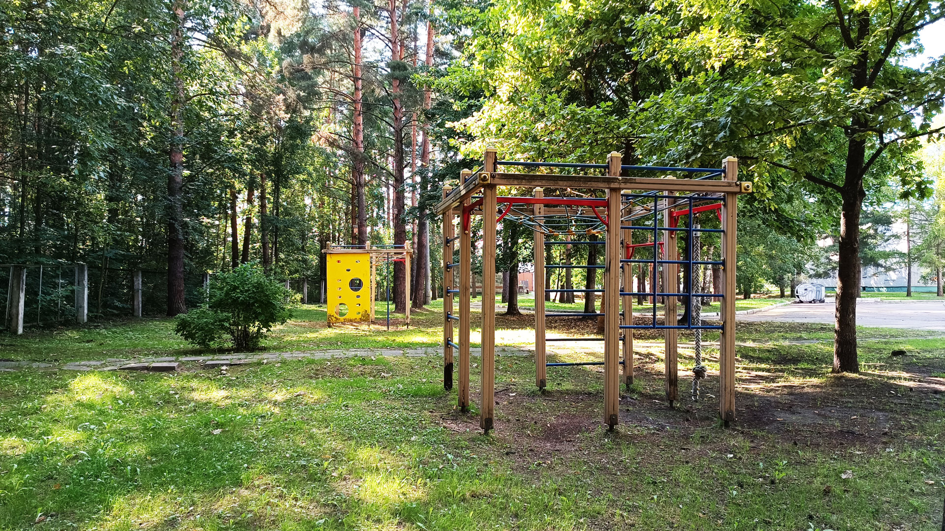 Спортивно-игровой городок санаторно-лесной школы Ярославля.