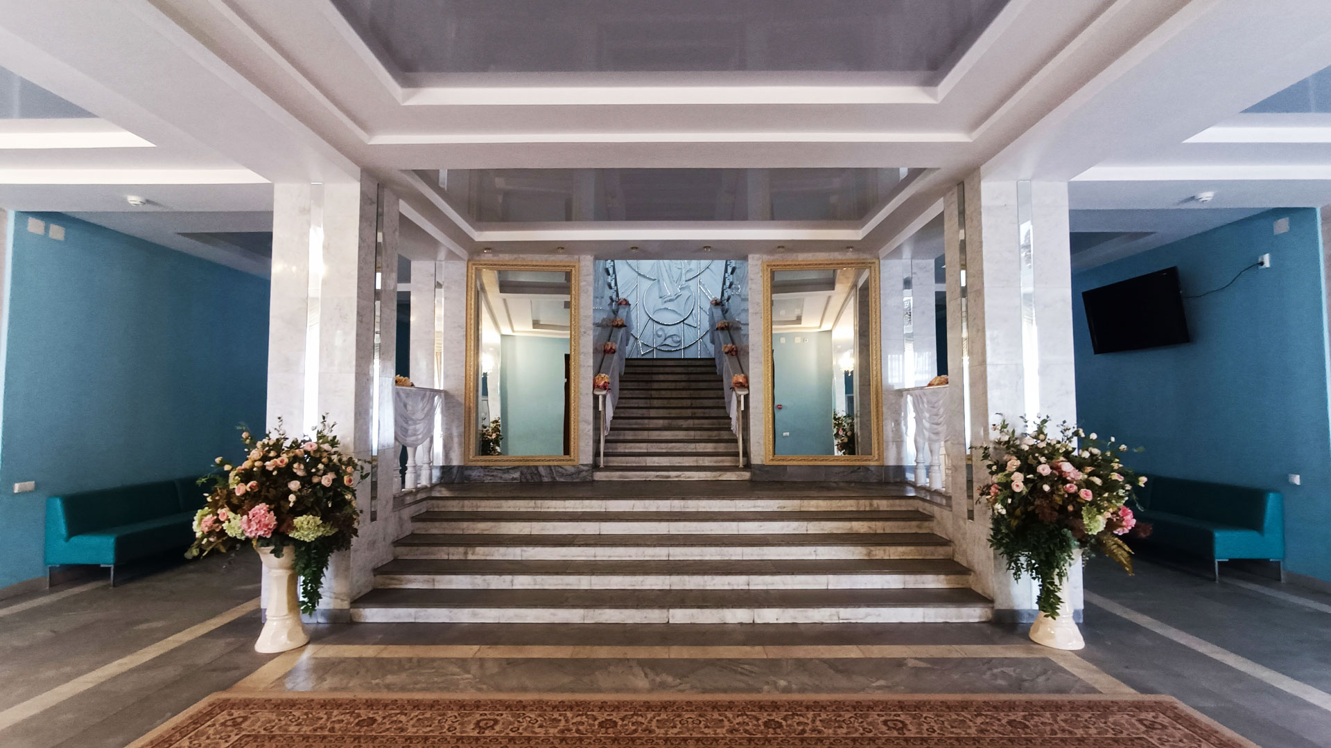 Дворец бракосочетания Ярославль: лестница, ведущая на второй этаж. 
