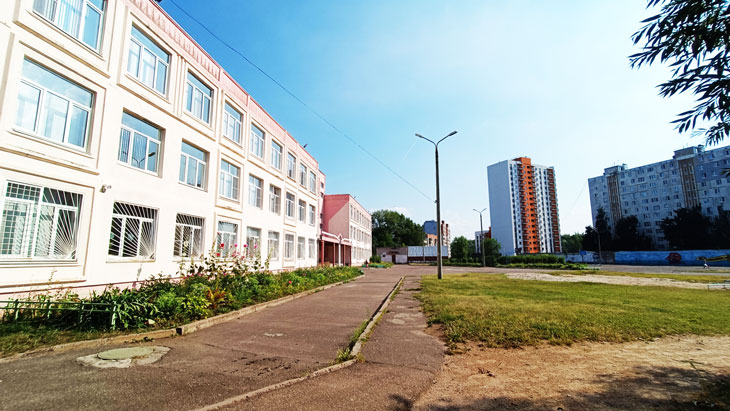 Школа 89 Ярославль: общий вид территории и здания.