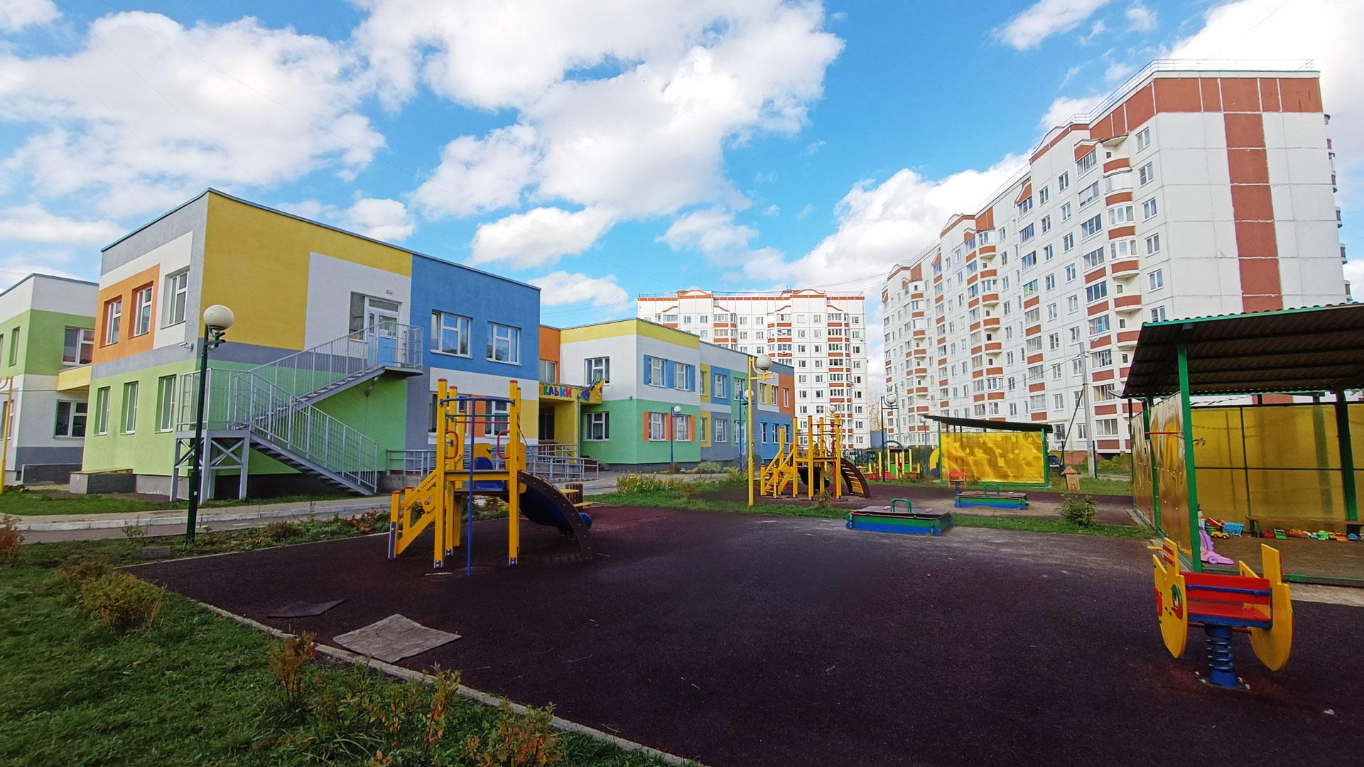 Детский сад 98 Ярославль: участок для прогулок.