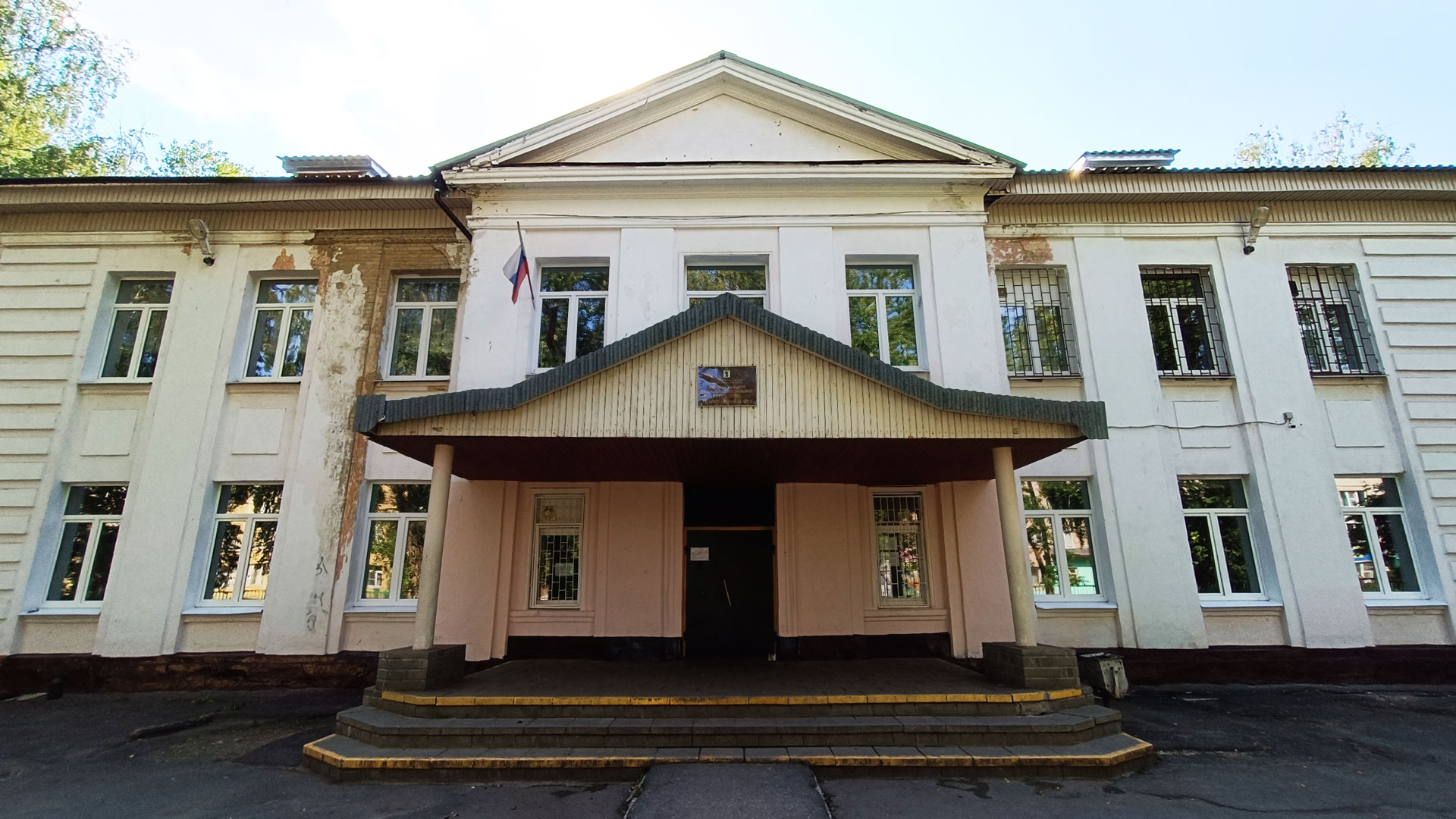 Школа 73 Ярославль: центральный вход в здание учреждения.
