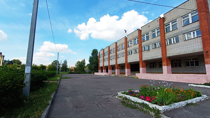 Школьный двор СОШ № 21 в городе Ярославле.