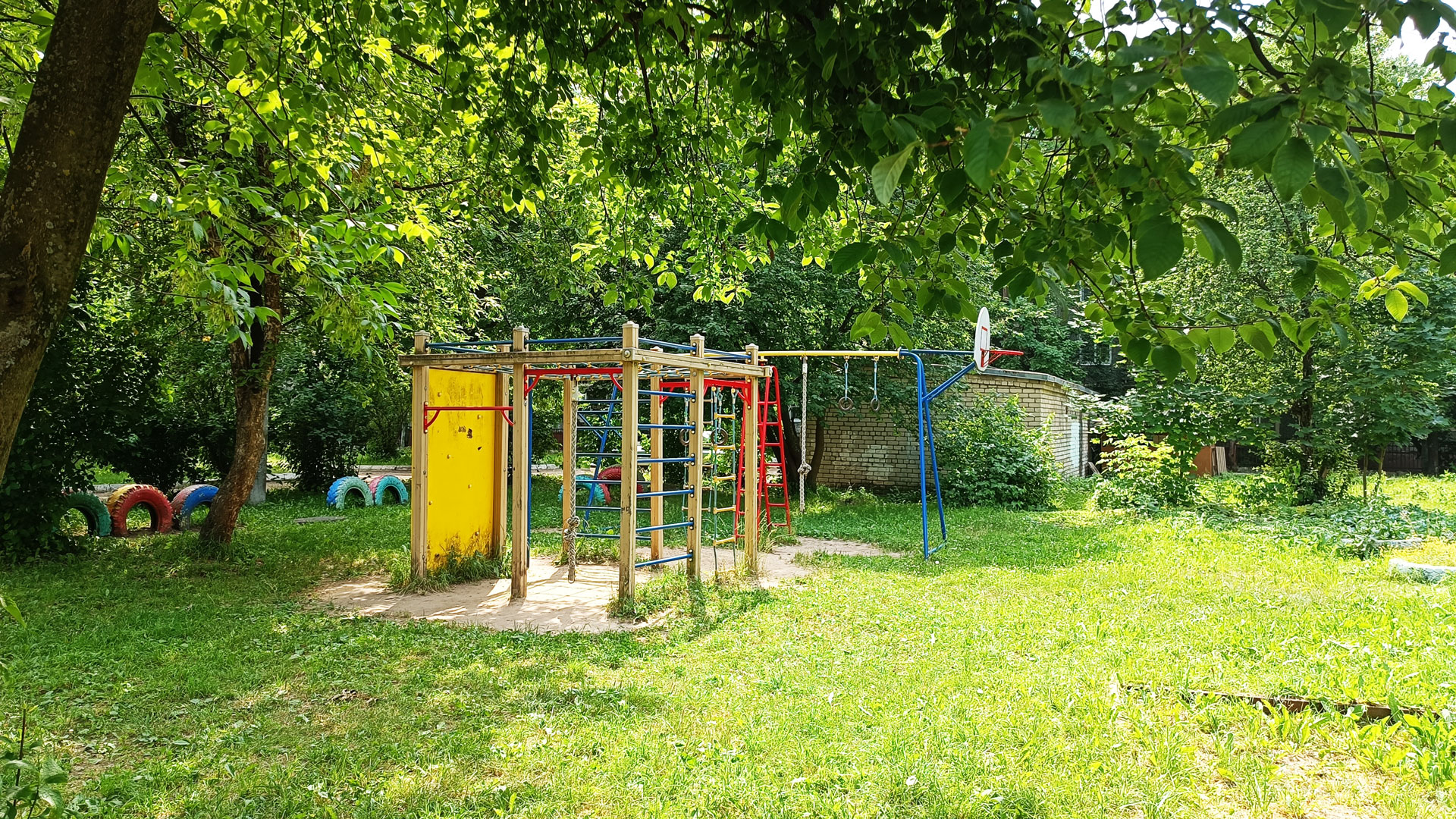 Игровая площадка школы-интерната 8 в г. Ярославле по улице Урицкого.