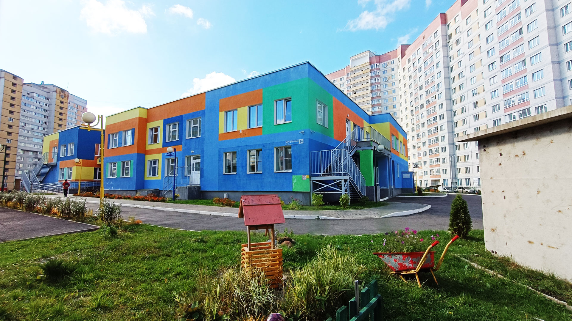Детский сад 96 Ярославль: панорамный вид здания.